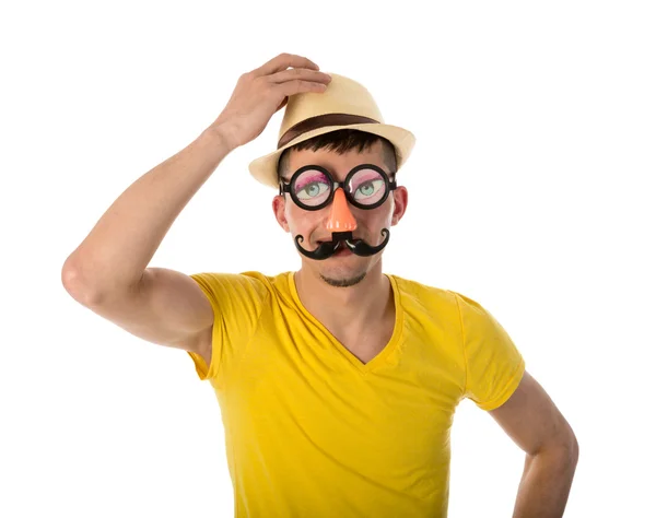 Mann mit Faschingsmaske und Hut isoliert über weißem Stoff — Stockfoto