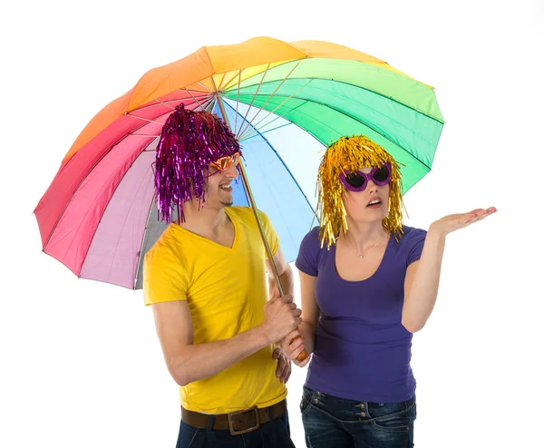 Lustig gekleidetes Paar mit Regenschirm auf der Suche nach Regen — Stockfoto