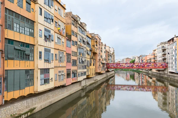 Weergave van girona met kleurrijke huizen weerspiegeld in water, Spanje — Stockfoto