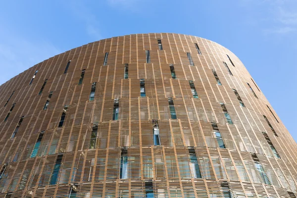 Fassade eines modernen Gebäudes in Barcelona, Spanien — Stockfoto