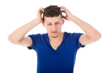 adam kapalı gözler ve ellerini kafasına