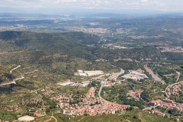 Vista aérea em pequena aldeia espanhola perto de Montserrat em Cataloni — Fotografia de Stock