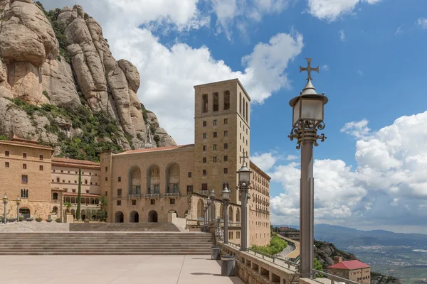 概要サンタ・マリア ・ デ ・ モンセラット修道院。カタロニア、スペイン. — ストック写真