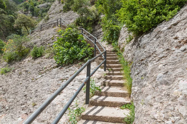 Trap in de bergen in de buurt van montserrat, Spanje — Stockfoto