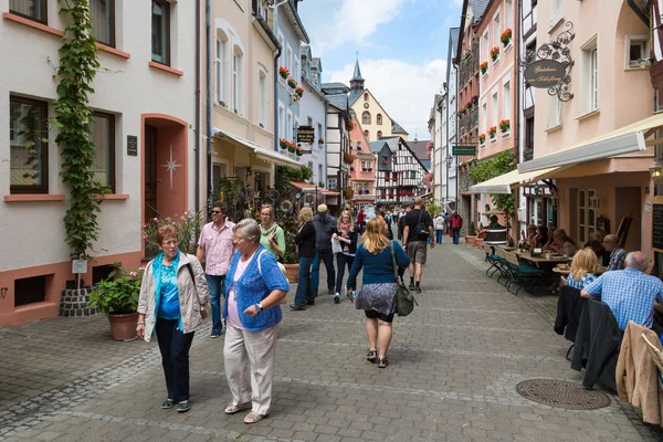 Toeristen lopen in centrum van bernkastel-kues, Duitsland — Stockfoto