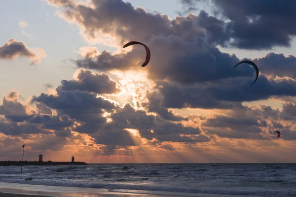 Kite surf al tramonto sulla spiaggia di Scheveningen, il Ne — Foto Stock