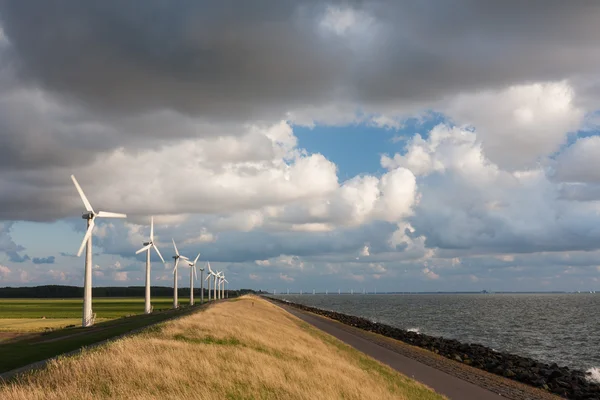 Turbine eoliche olandesi e un paesaggio nuvoloso all'ultima luce solare di una s — Foto Stock