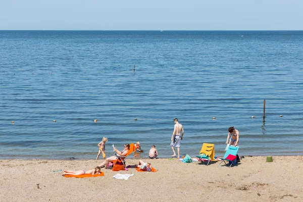 Urk-juli 06: Een onbekende familie is zonnebaden en zwemmen op th — Stockfoto