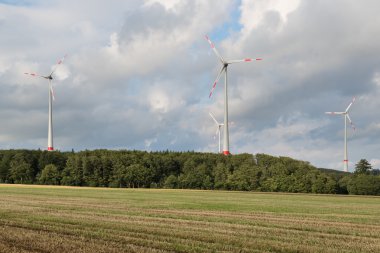 Almanya'da rüzgâr türbinleri ile tarım peyzaj