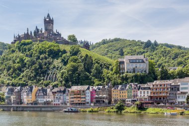 Cochem castle Almanya moselle Nehri boyunca ile