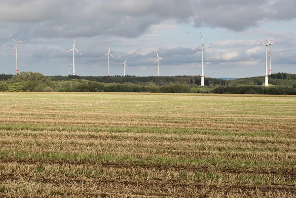 Jordbruk landskap med vindkraftverk i Tyskland — Stockfoto