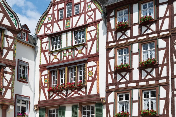 Half-Timber huizen van bernkastel-kues in de buurt van de rivier de Moezel in Duitsland — Stockfoto