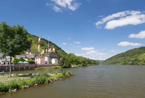 Almanya'da moselle Nehri boyunca köy alf — Stok fotoğraf