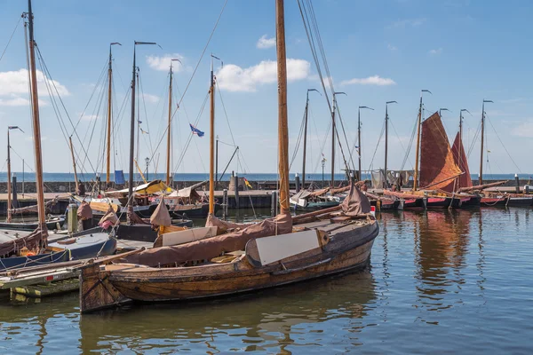 Nederlandse haven van urk met traditionele houten vissersboten — Stockfoto