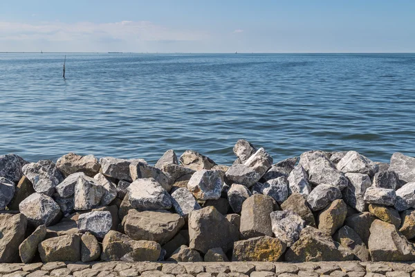 Zeedijk in Nederland gemaakt van grote basalt stenen — Stockfoto
