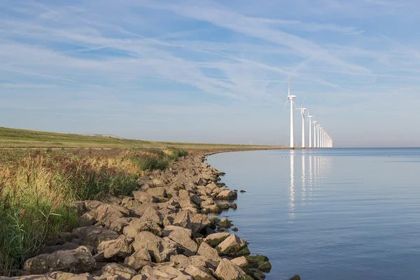 Turbine eoliene de-a lungul coastei olandeze lângă Urk — Fotografie, imagine de stoc