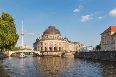 Müzeler Adası üzerinde spree Nehri ve alexanderplatz tv Kulesi Merkezi Berlin, Almanya