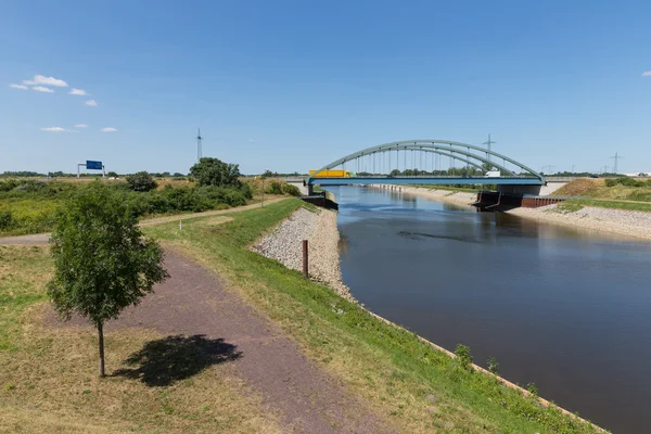 Ponte de ferro está atravessando um canal na Alemanha — Fotografia de Stock