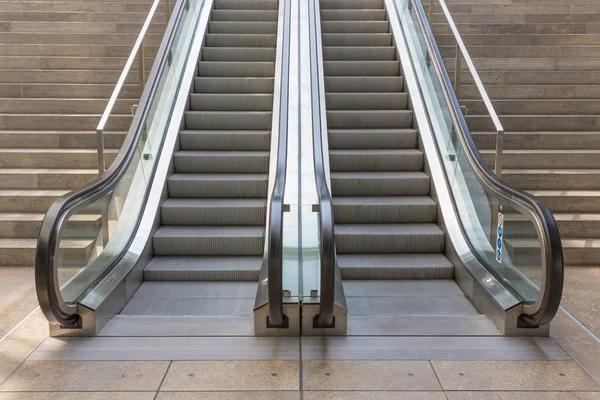 Modern binada asansör ile taş merdivenle — Stok fotoğraf