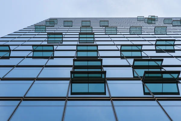Glazen gevel met windows van een modern kantoorgebouw — Stockfoto