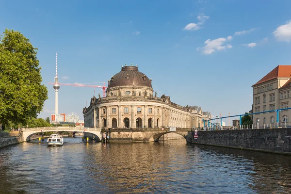 Museum isola sul fiume Sprea e Alexanderplatz Torre della TV nel centro di Berlino, Germania — Foto Stock