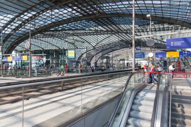 Berlin, Almanya - 25 Temmuz: turist ve işçiler için bekliyor Tren Garı Berlin, üzerinde 25 Temmuz 2013 yılında Merkez Tren Garı Berlin, Almanya