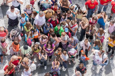 pragua, Çek Cumhuriyeti - 21 Temmuz: üst bilinmeyen turistler çek şehir merkezinde eski Kent Meydanı, Temmuz 21, 2009 pragua, Çek Cumhuriyeti bekliyor.