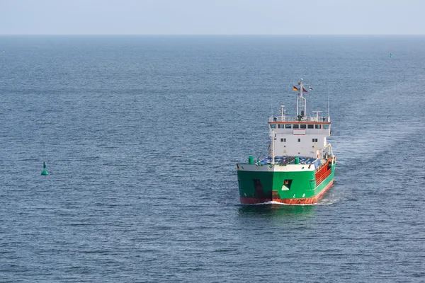 Luchtfoto van een vrachtschip zeilen op de grote blauwe zee — Stockfoto