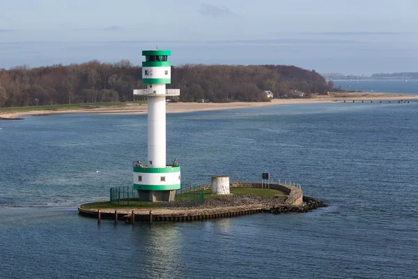 Leuchtturm auf einer kleinen Insel nahe dem Hafen von kiel, Deutschland — Stockfoto