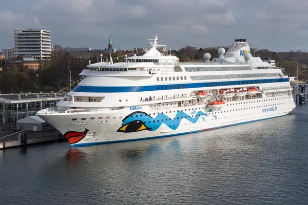 KIEL, ALEMANIA - 27 DE ABRIL: Un gran barco de pasajeros con turistas desconocidos está amarrado en el puerto el 27 de abril de 2013 en el puerto de Kiel, Alemania —  Fotos de Stock