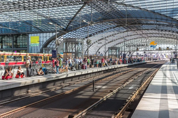 Berlin, Duitsland - 22 juli: onbekende pendelaars wachten voor de trein op het centraal station van Berlijn op 22 juli 2013 in Berlijn, Duitsland — Stockfoto