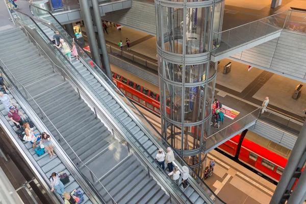 BERLINO, GERMANIA - 25 LUGLIO: Turisti e lavoratori fanno shopping e viaggiano alla stazione centrale di Berlino il 25 luglio 2013 nella stazione centrale di Berlino, Germania — Foto Stock