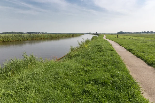 Kanal lurus di Taman Nasional Belanda Weerribben — Stok Foto