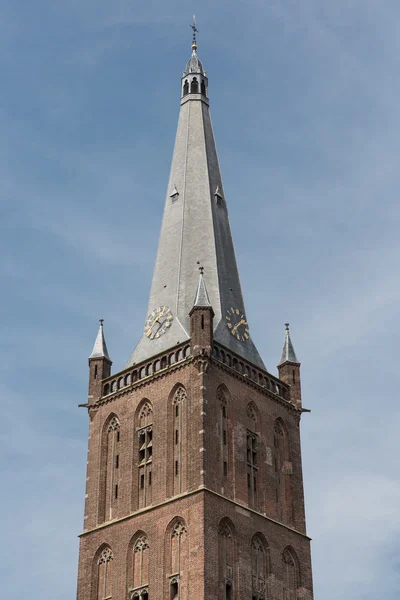 Tour d'église hollandaise contre un ciel bleu — Photo