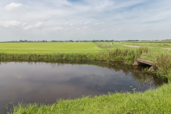 水路とコンクリートの暗渠とオランダの田園地帯 — ストック写真