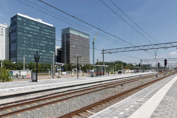 Estação ferroviária com edifícios de escritórios em Amsterdã, capital dos Países Baixos — Fotografia de Stock