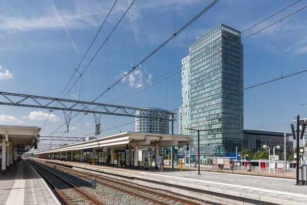 Estación de tren con edificios de oficinas en Amsterdam, capital de los Países Bajos —  Fotos de Stock