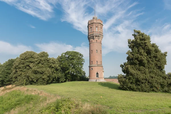 Torre de água holandesa velha na paisagem rural — Fotografia de Stock