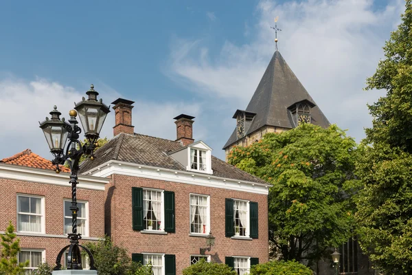 Centro de la aldea holandesa Delden con casas antiguas e iglesia — Foto de Stock