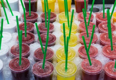 Barcelona'da bir pazarda payet ile taze meyve suları