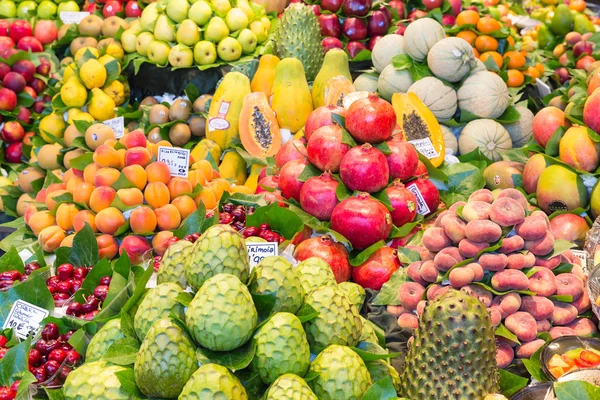 Frutas frescas em um mercado de Barcelona — Fotografia de Stock