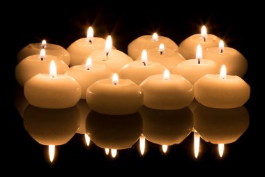 arka plan yansıtan bir siyah beyaz mumlar