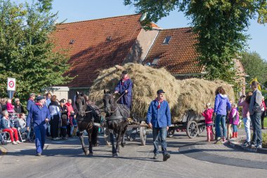 Nieuwehorne, Hollanda - 19 Ekim: geleneksel saman Komitesi'nden bir kırsal çiftçilerin geçit sırasında tarım Festivali flaeijel üzerinde 28 Eylül 2013, Hollanda