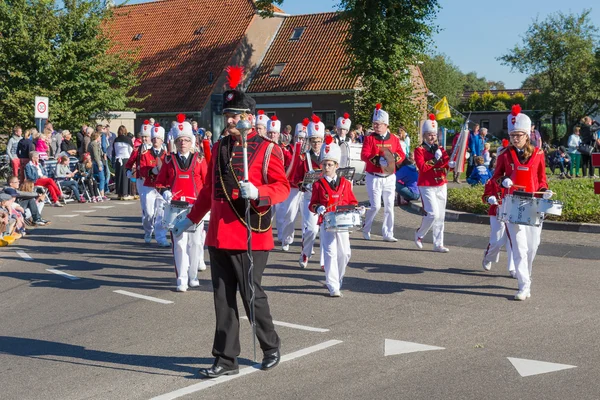 Nieuwehorne, die Niederlande - 28. September: Marching Band "marko 's" bei einer Landparade während des Landwirtschaftsfestivals flaeijel am 28. September 2013, die Niederlande — Stockfoto