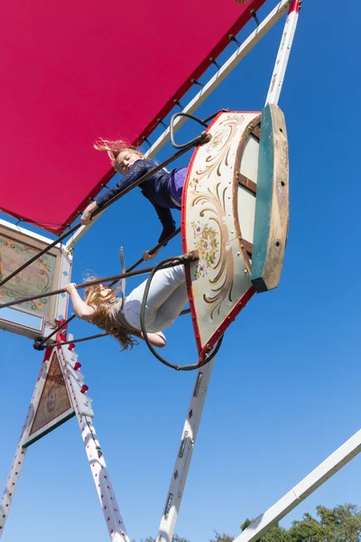 Nieuwehorne, die Niederlande - 28. September 2013: Jahrmarkt mit zwei unbekannten Mädchen an einer Holzschaukel während des Landwirtschaftsfestes flaeijel am 28. September 2013, die Niederlande — Stockfoto