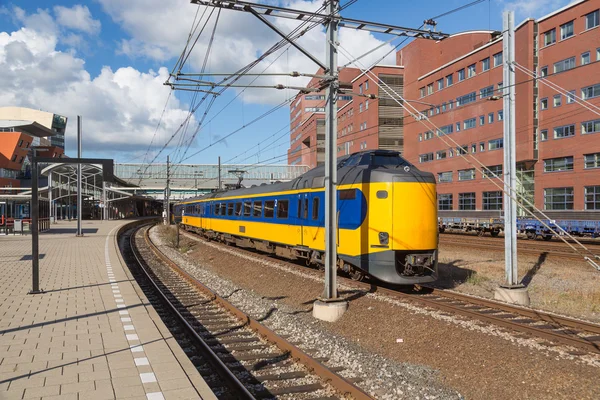 アーメルス フォールトのオランダの駅を出て電車します。 — ストック写真