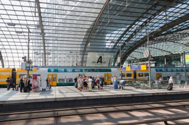 Berlin, Almanya - 22 Temmuz: bilinmeyen commuters için bekliyor Tren Garı Berlin, 22 Temmuz 2013 berlin, Almanya