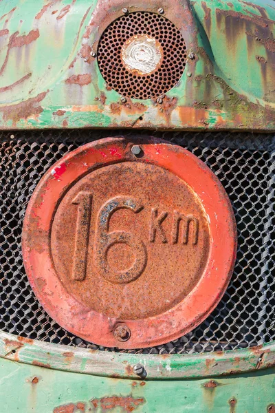 Vue de face d'un vieux tracteur avec panneau de vitesse maximale — Photo