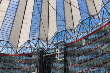 Berlin, Almanya - 24 Temmuz: potsdamer platz, fütüristik çatı kubbe sony Center üzerinde 24 Temmuz 2013 yılında berlin, Almanya