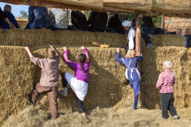 Nieuwehorne, Hollanda - 19 Ekim: Hollanda 28 Eylül 2013 tarihinde tarım Festivali flaeijel sırasında balya saman duvara tırmanmaya çalışırken bilinmeyen çocuk